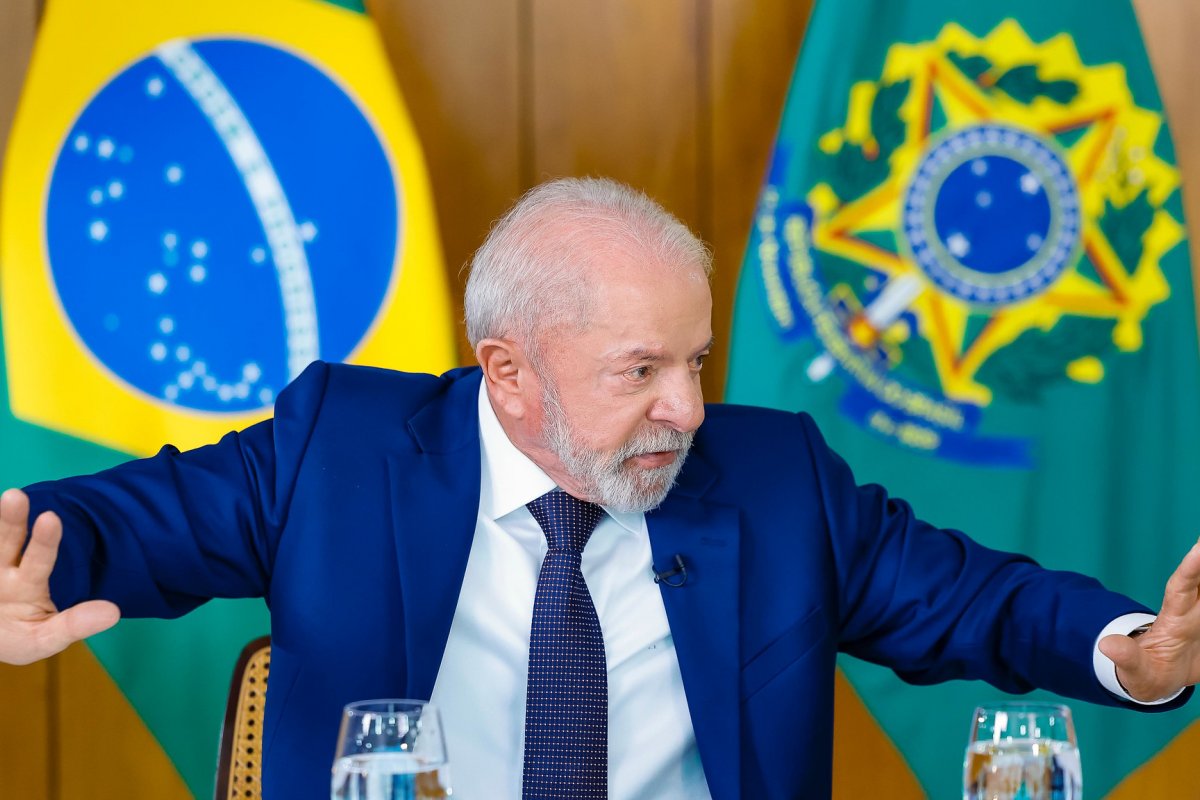 Após empatar com Flávio Bolsonaro nas pesquisas, Lula diz que "não decidiu" se será candidato