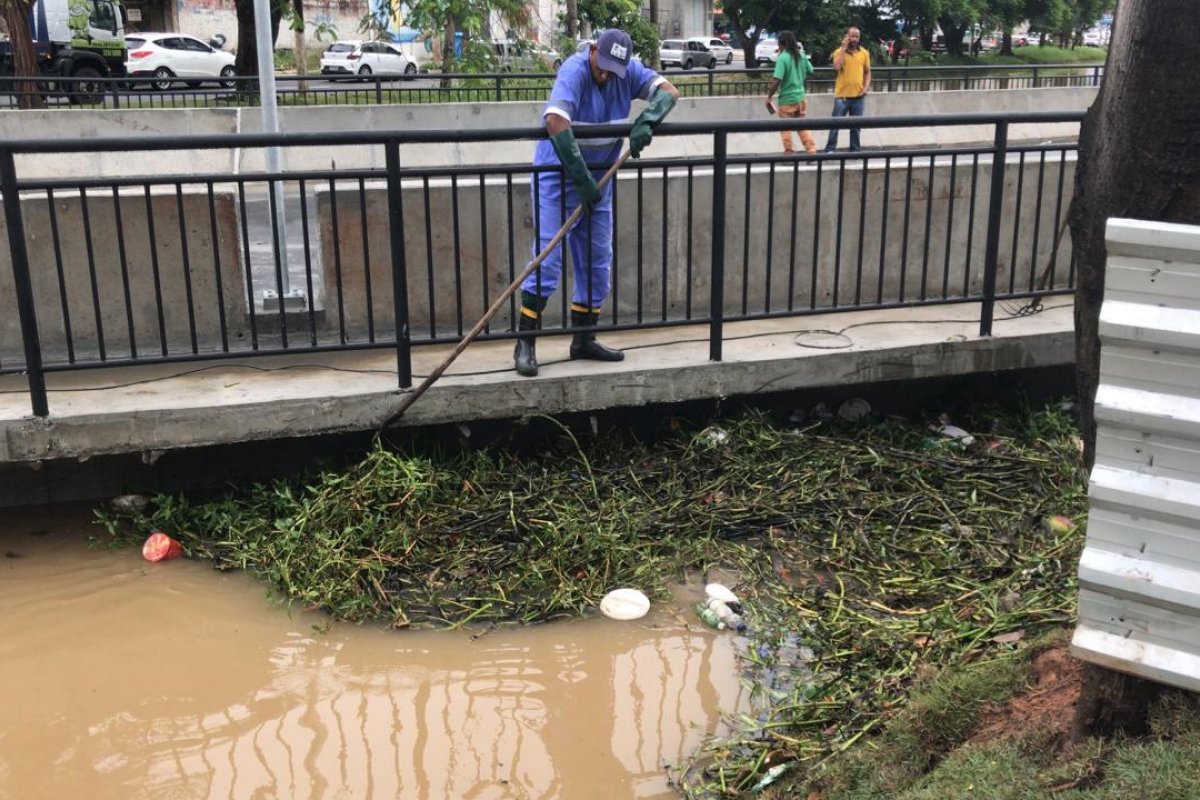 Rio Sapato em Lauro de Freitas virou depósito de lixo e entulhos