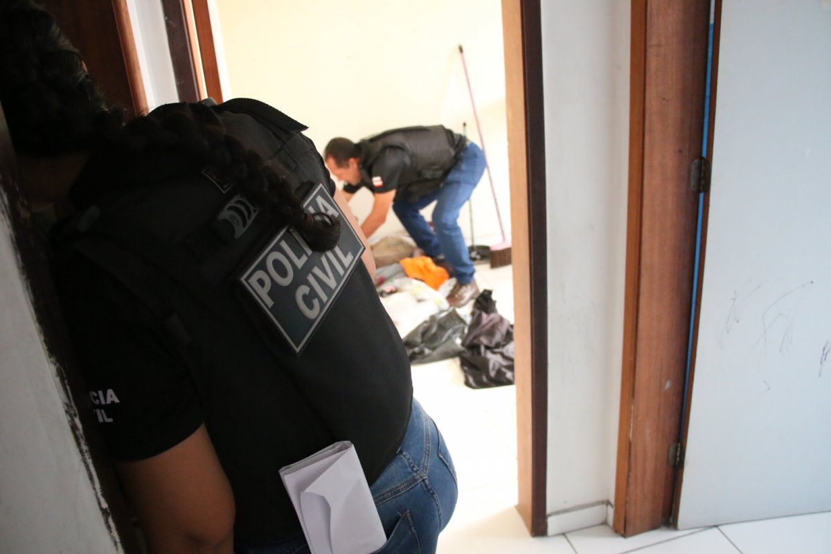 PC apreende arma de fogo de suspeito investigado por ameaçar ex-companheira em Cajazeiras