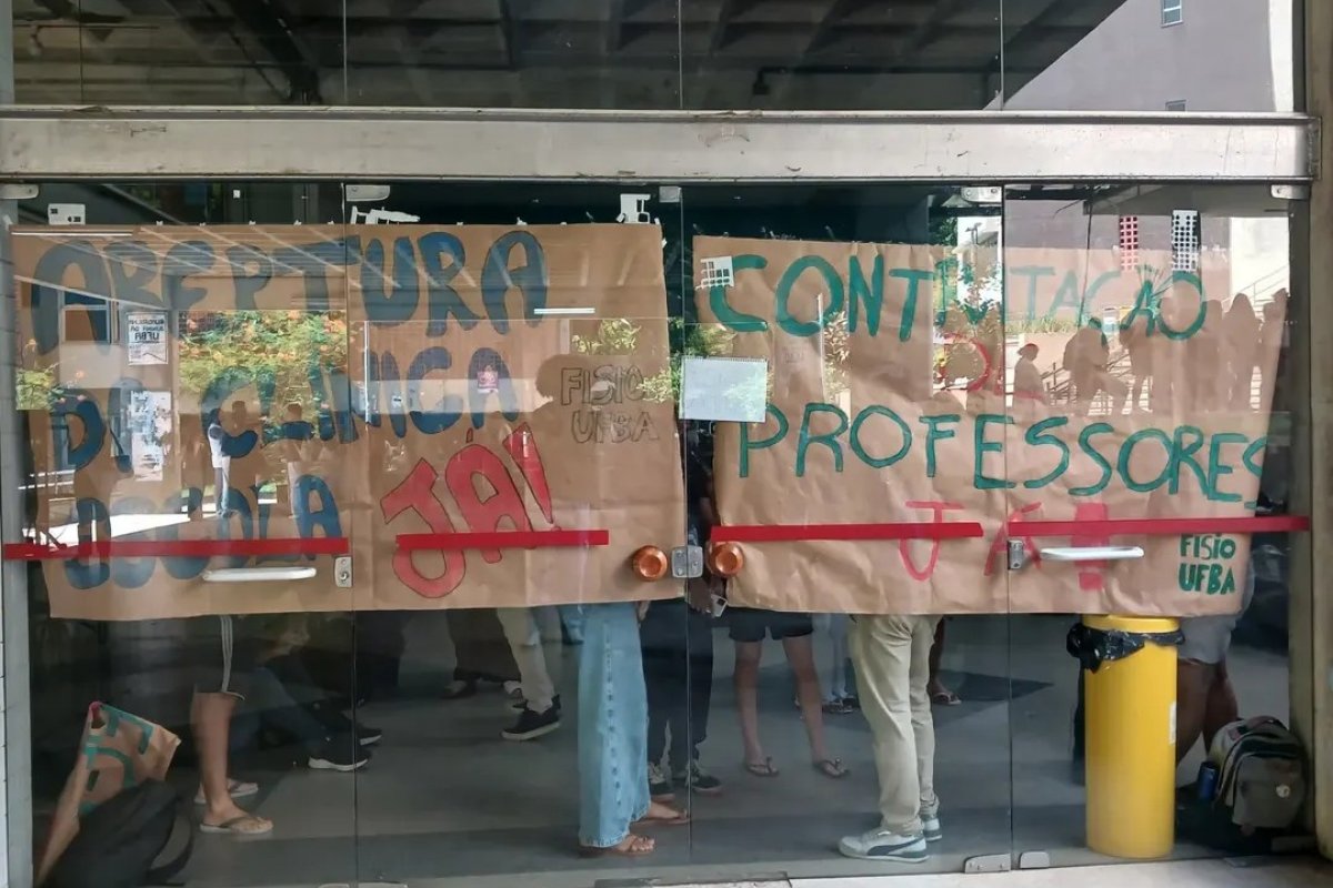 Após protesto de alunos de Fisioterapia contra falta de professores, UFBA reconhece problema e adota medidas