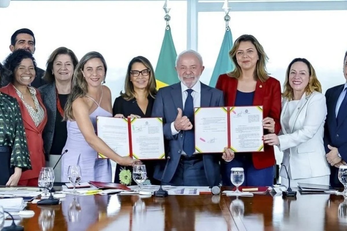 Lula sanciona três leis com foco no combate a violência contra mulher 