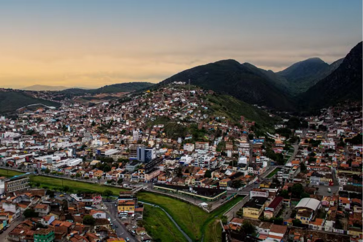 Homem é preso após filmar por baixo da saia de duas mulheres em Jacobina