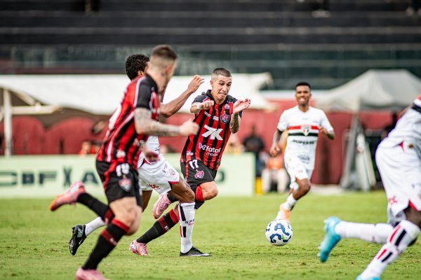 [Vitória encara vice-líder São Paulo sob pressão e com defesa desfalcada]