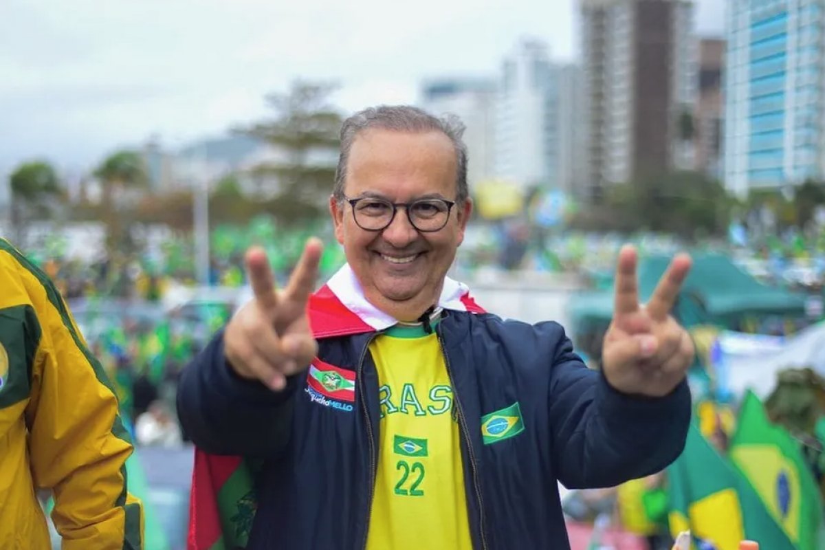 Governador de SC sanciona lei que proíbe filhos de terem aulas sobre identidade e igualdade de gênero