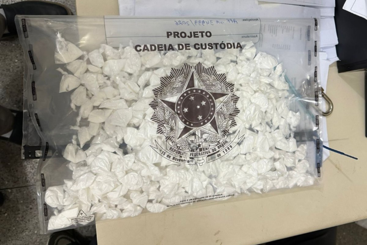 Polícia apreende 300 porções de cocaína e prende homem em flagrante em Pau da Lima