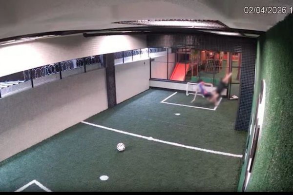 [Vídeo: Menino sofre choque elétrico em condomínio de Maceió e é salvo por amigo]