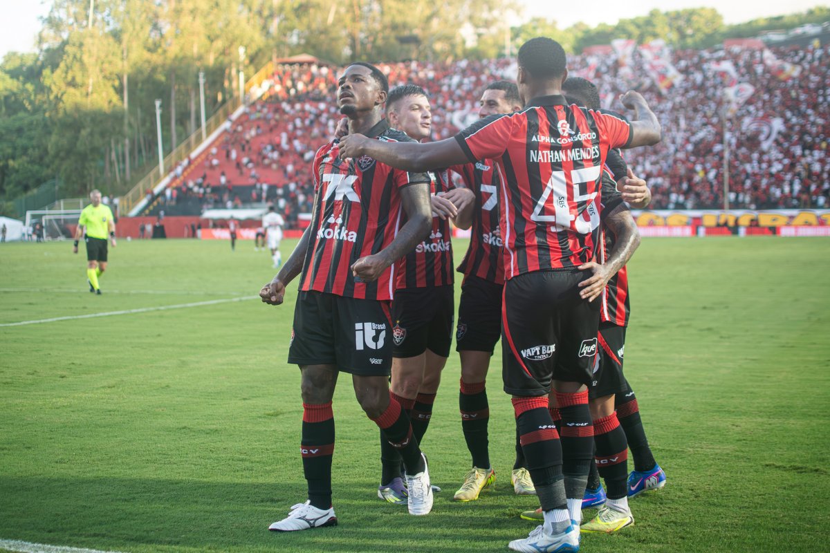 Vitória bate o São Paulo no Barradão e ganha fôlego na tabela do Brasileirão Vitória bate o São Paulo no Barradão e ganha fôlego na tabela do Brasileirão