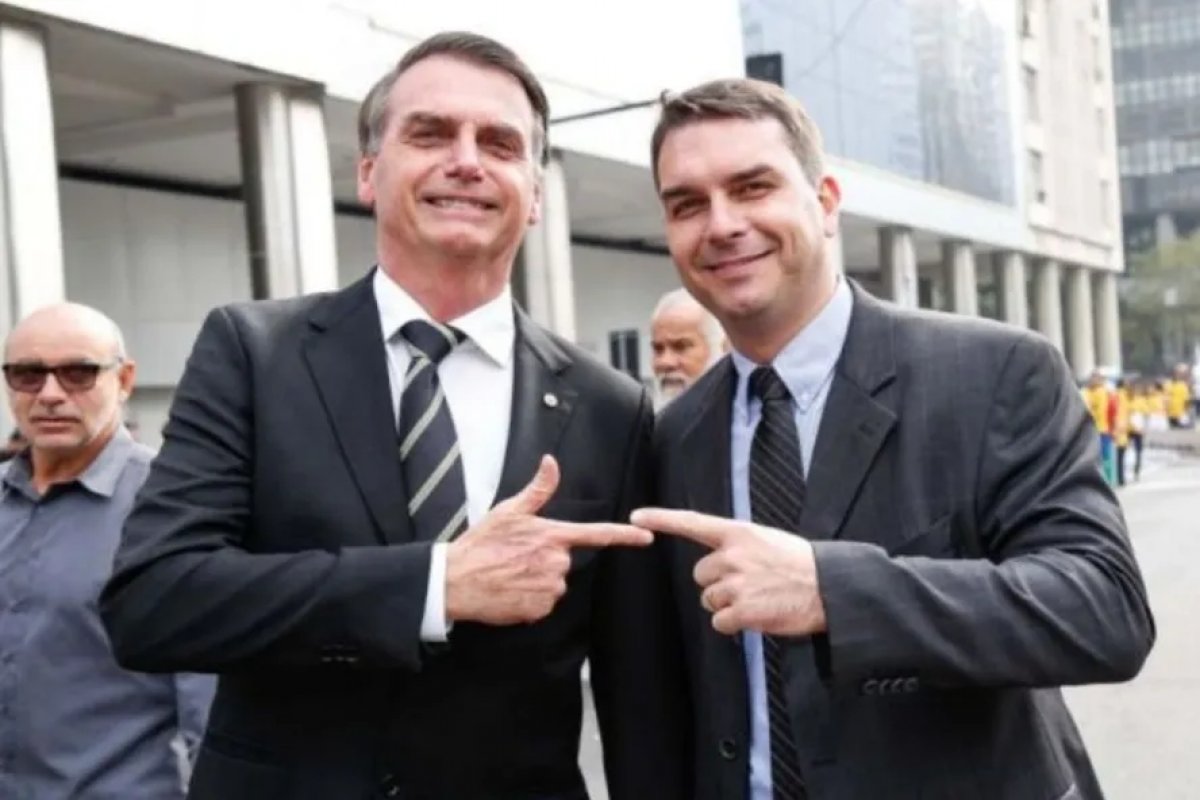 Flávio promete vencer eleição e subir rampa do Planalto acompanhado de Jair Bolsonaro