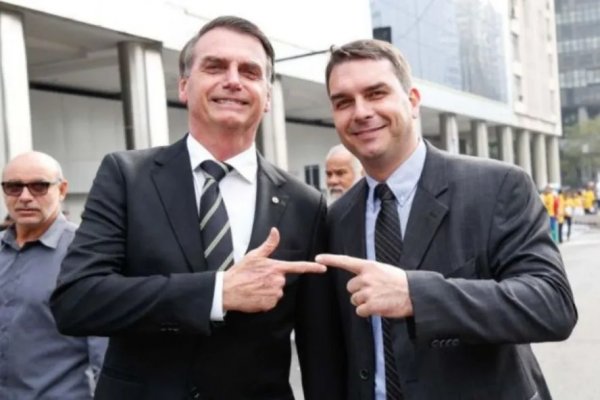 [Flávio promete vencer eleição e subir rampa do Planalto acompanhado de Jair Bolsonaro]
