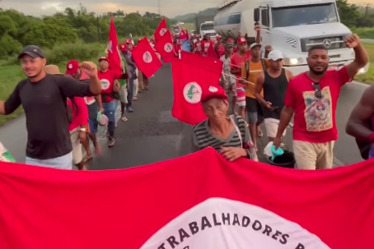 Marcha realizada pelo MST provoca lentidão na BR-324 no sentido Salvador nesta segunda-feira (13)