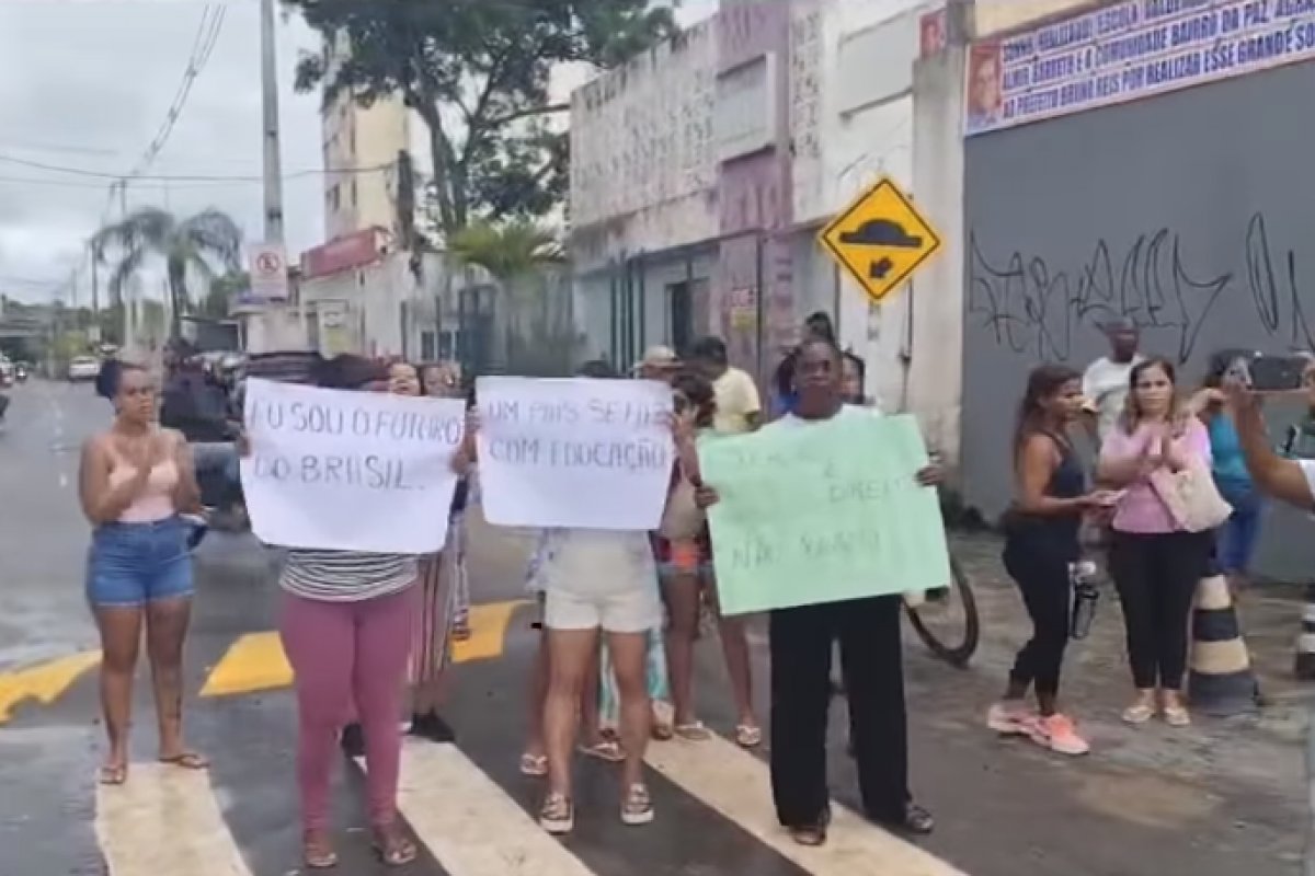Pais e alunos protestam contra falta de aulas e de funcionários em escola no Bairro da Paz, em Salvador