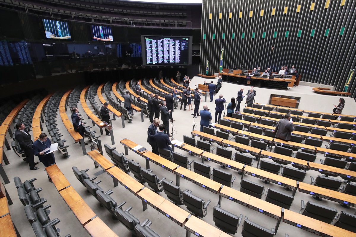 Câmara dos Deputados pagou R$ 2,85 milhões em horas extras a nove funcionários desde 2023