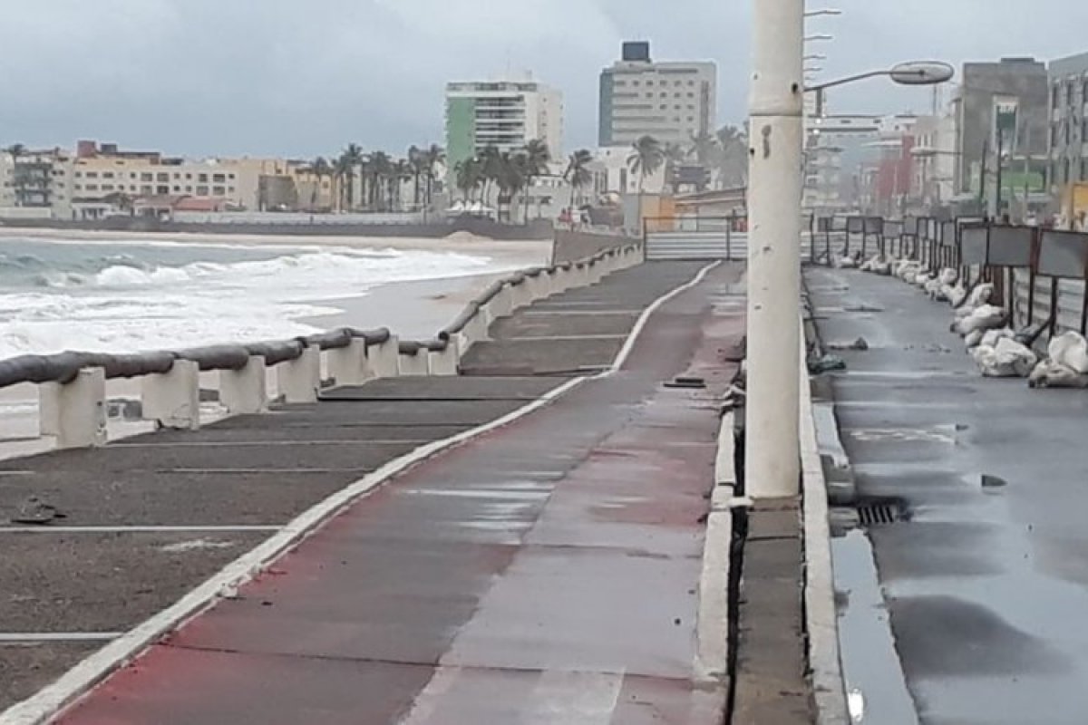 Parte de calçada na orla da Pituba cede devido as chuvas