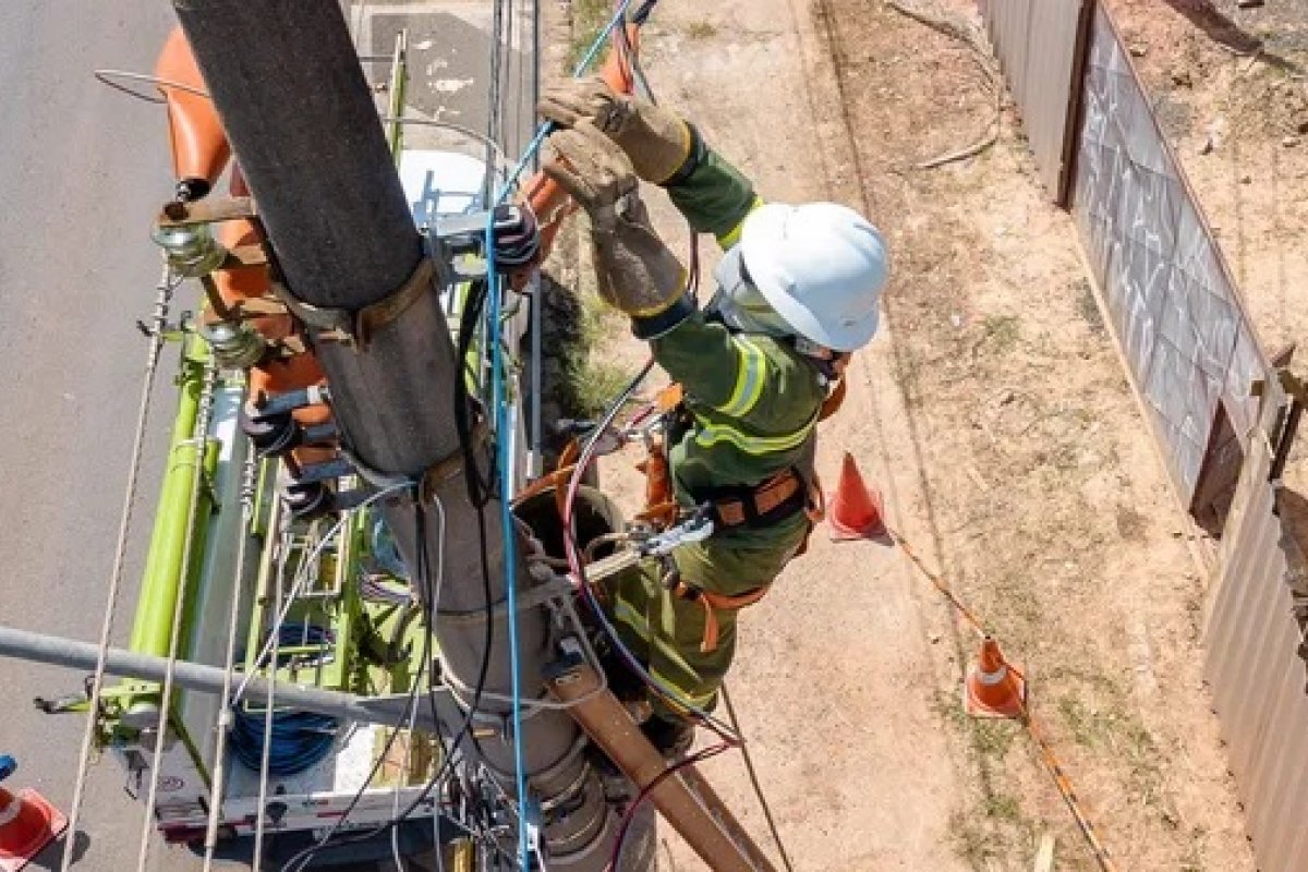 Coelba já removeu 298 toneladas de cabos instalados irregularmente na Bahia
