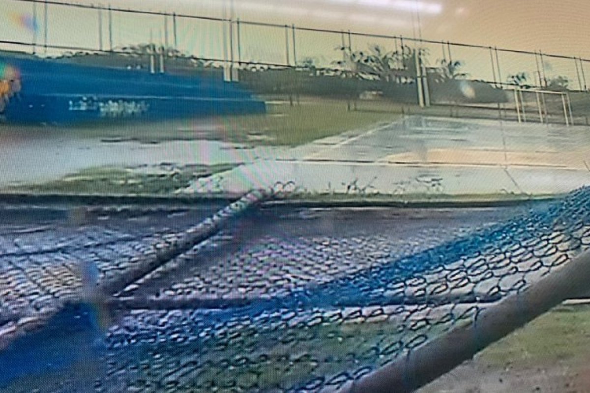 Ventos fortes derrubam grades das quadras de esporte na Boca do Rio, em Salvador