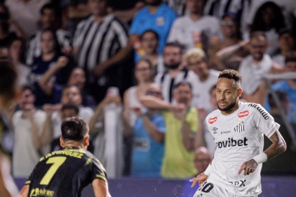 Neymar discute com torcedor após empate do Santos e desabafa: [Neymar discute com torcedor após empate do Santos e desabafa: