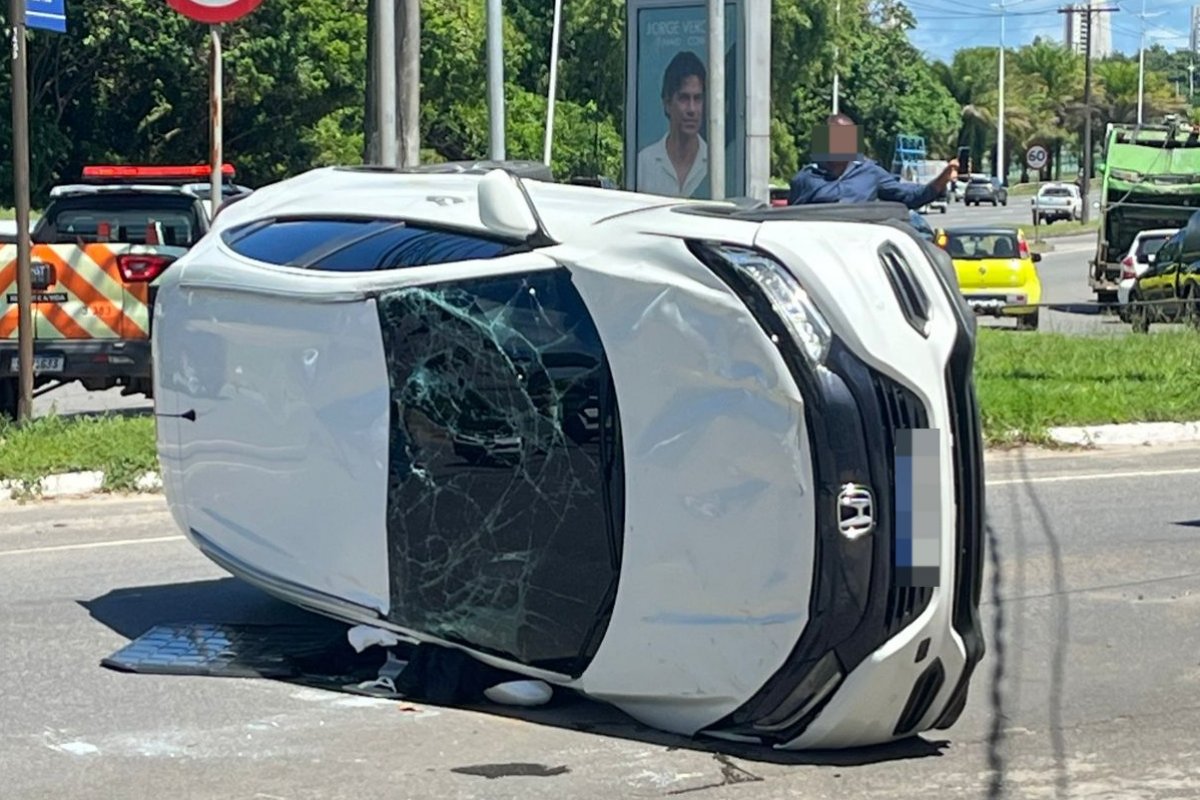 Suspeitos capotam carro roubado durante fuga da polícia na Avenida Paralela