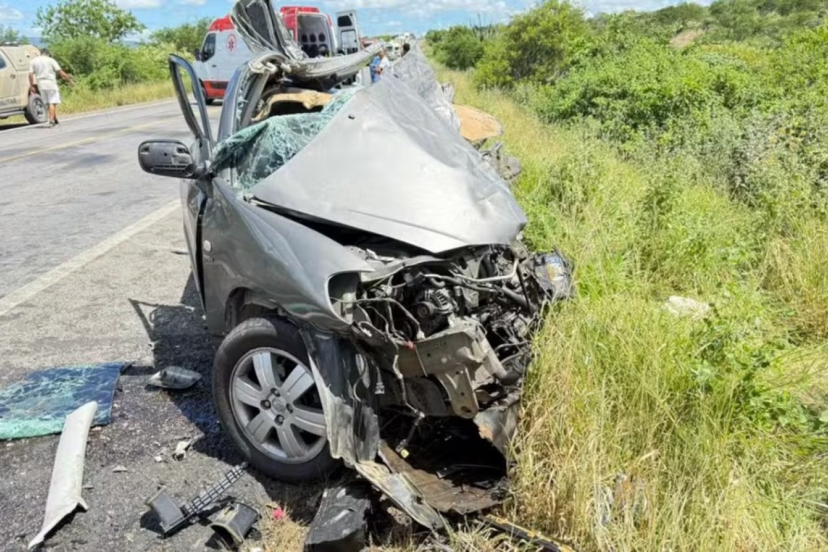 Batida entre carro e carreta deixa dois mortos no interior da Bahia