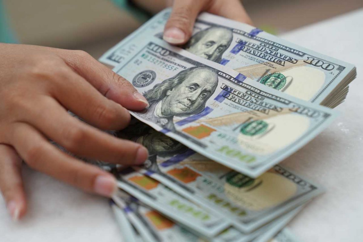  Dólar fecha estável e Bolsa recua com cautela sobre negociações entre EUA e Irã 