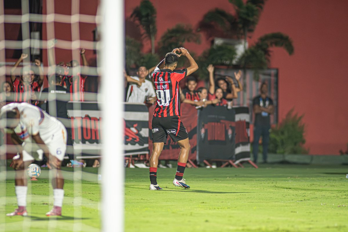 Vitória bate o Piauí, assume liderança e encaminha classificação na Copa do Nordeste 
