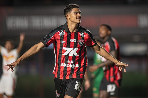 [Renê cresce no Vitória, vira opção ofensiva e já divide artilharia do Nordestão]