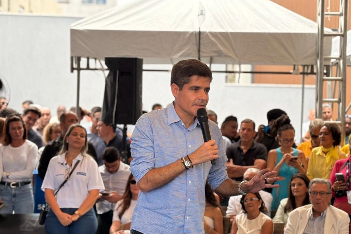 Vídeo: fora da prefeitura de Salvador desde 2020, ACM Neto usa palanque público para se autopromover e diz que partiu dele a decisão de homenagear Alan Sanches com nome de maternidade 