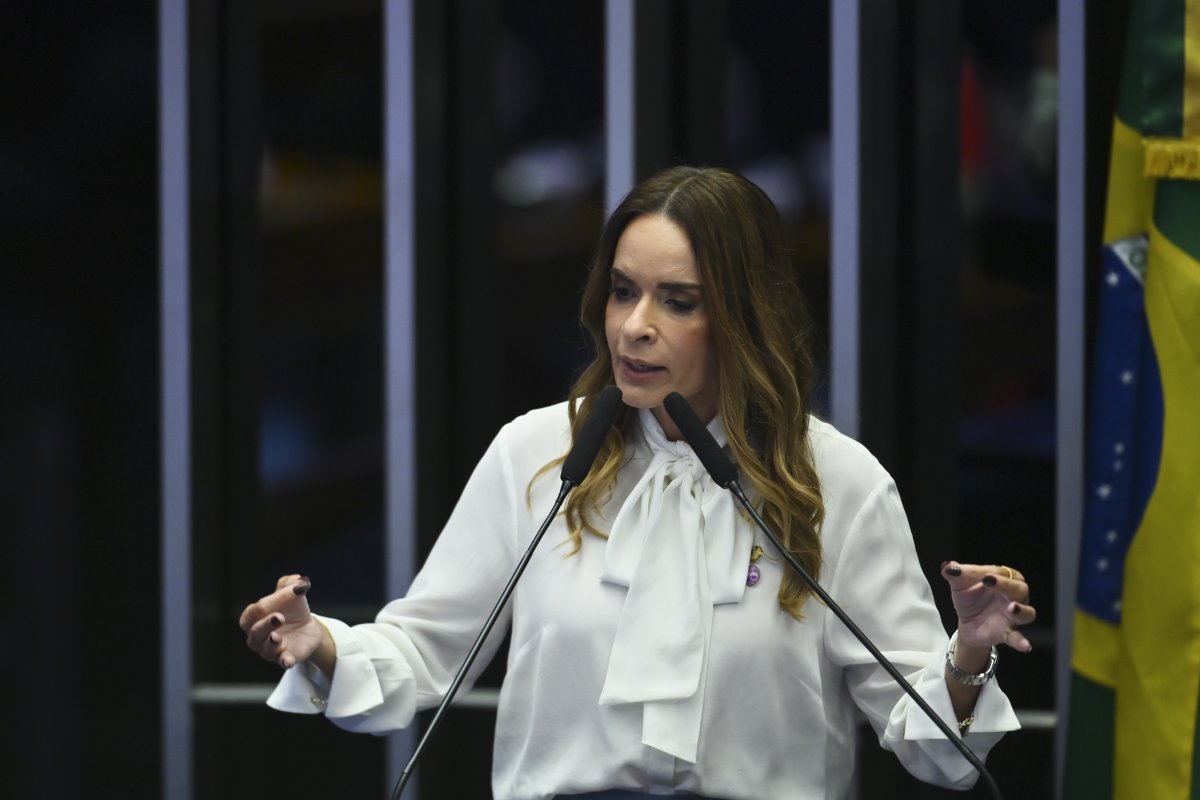 Senadora relata relacionamento abusivo com juiz: "Muitas vezes estava debaixo de um travesseiro, sendo sufocada"