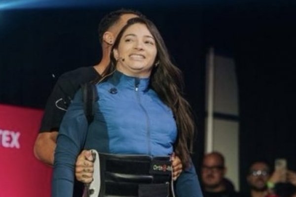[ Laís Souza emociona ao surgir em pé e homenagear cientista brasileira premiada por avanço em lesões medulares! ]