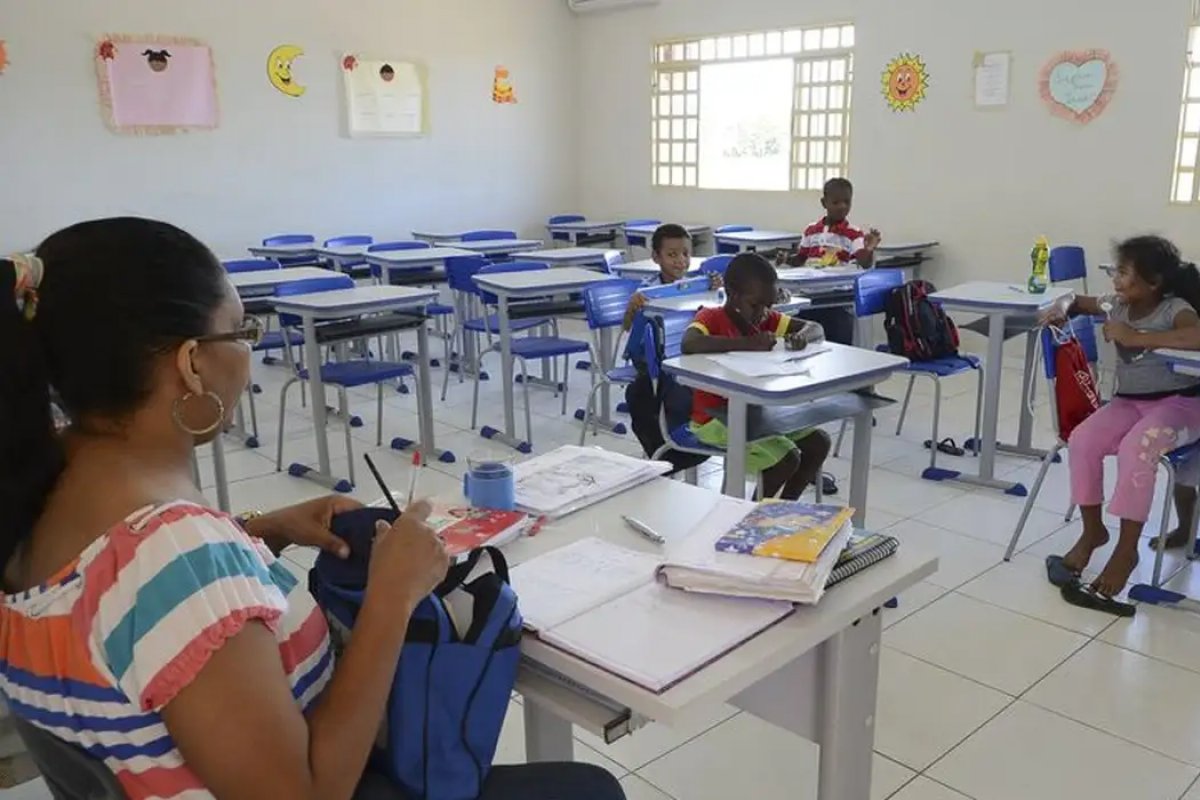 STF decide que piso do magistério é válido para professores temporários