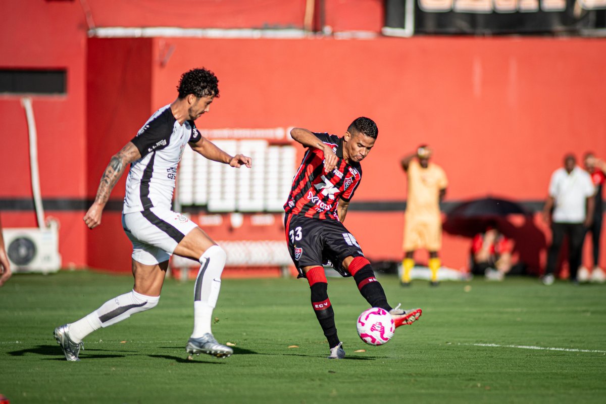 Vitória tenta manter força no Barradão contra Corinthians em crise no Brasileirão