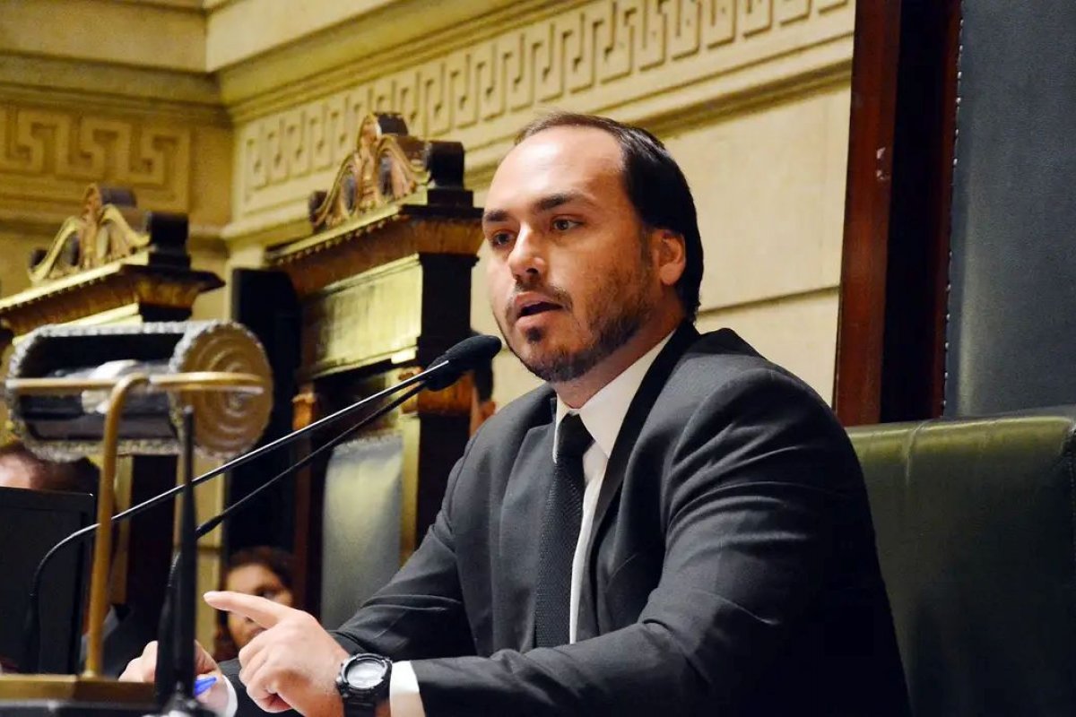 Assessores investigados por rachadinhas são mantidos em gabinete por suplente de Carlos Bolsonaro 