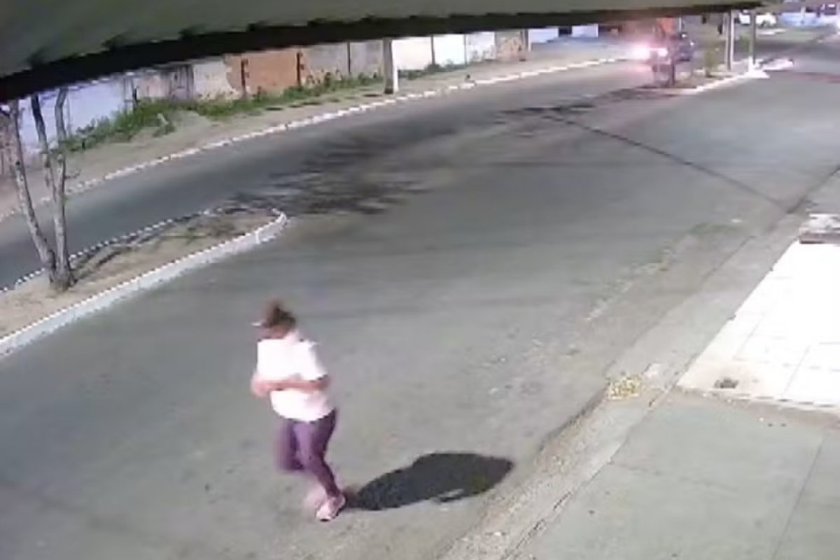Adolescente suspeito de atropelar mulher empinando motocicleta é apreendido na Bahia