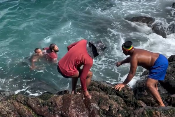 [Vídeo: Capoeirista se joga no mar e salva homem arrastado por ondas no Buraco da Sereia, em Salvador]