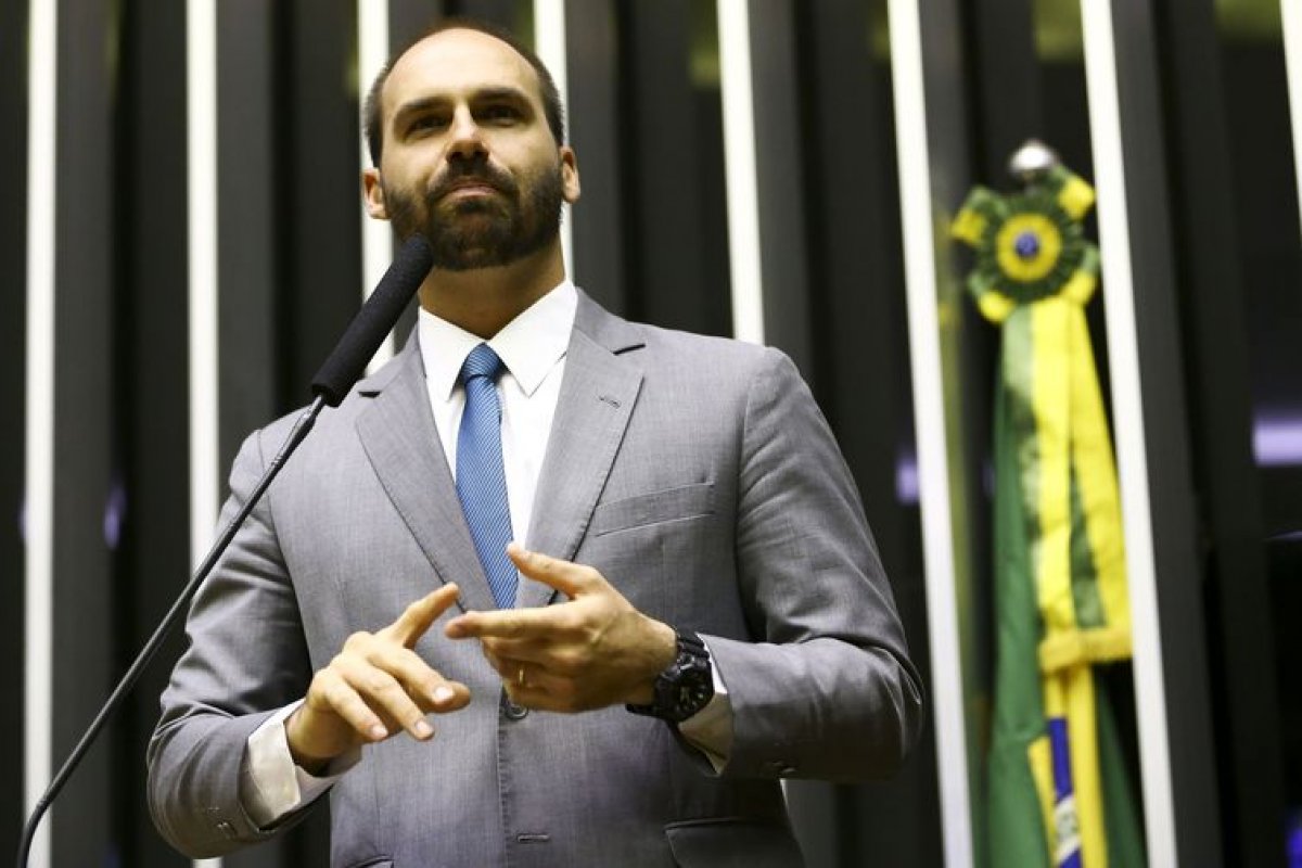 Eduardo Bolsonaro assina carta aberta ao pai pedindo que ele retire proposta do Congresso