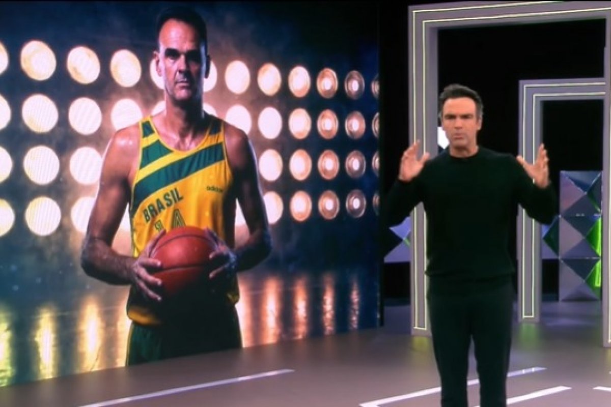 Vídeo: Tadeu Schmidt homenageia irmão na abertura do BBB nesta sexta (17)