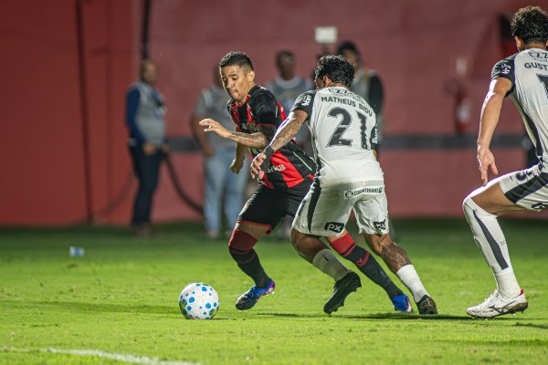 [Vitória empata com Corinthians em jogo sem emoções no Barradão ]