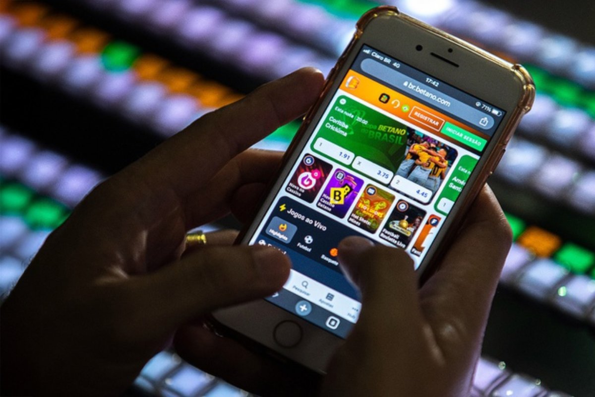 Quase metade dos usuários de bets diz apostar para obter renda extra e pagar contas, aponta Datafolha