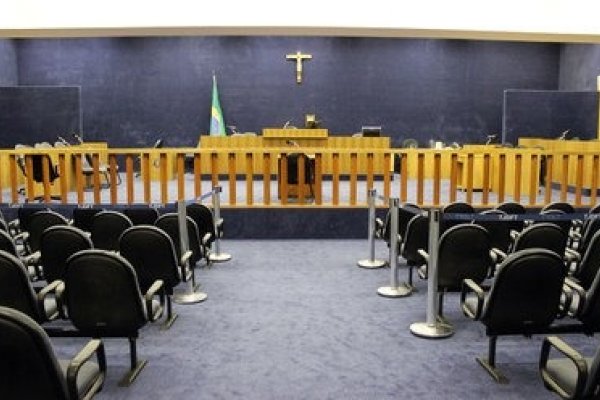 [Réus são condenados a 1,2 mil anos por chacina contra família]