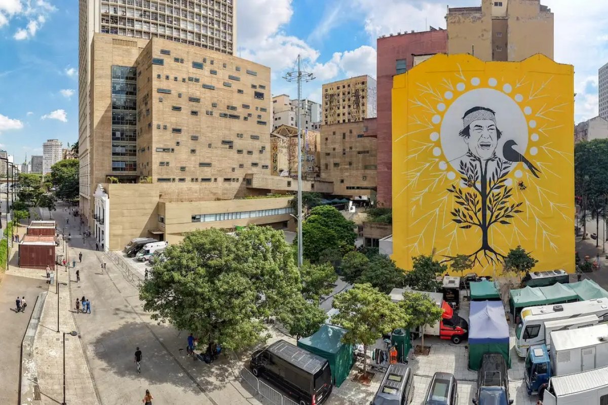 No Dia dos Povos Indígenas, Ailton Krenak ganha homenagem em mural de edifício em São Paulo