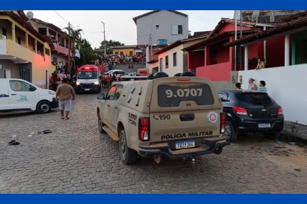[Vídeo: carro invade garagem de casa e mata avó e neto na Bahia]