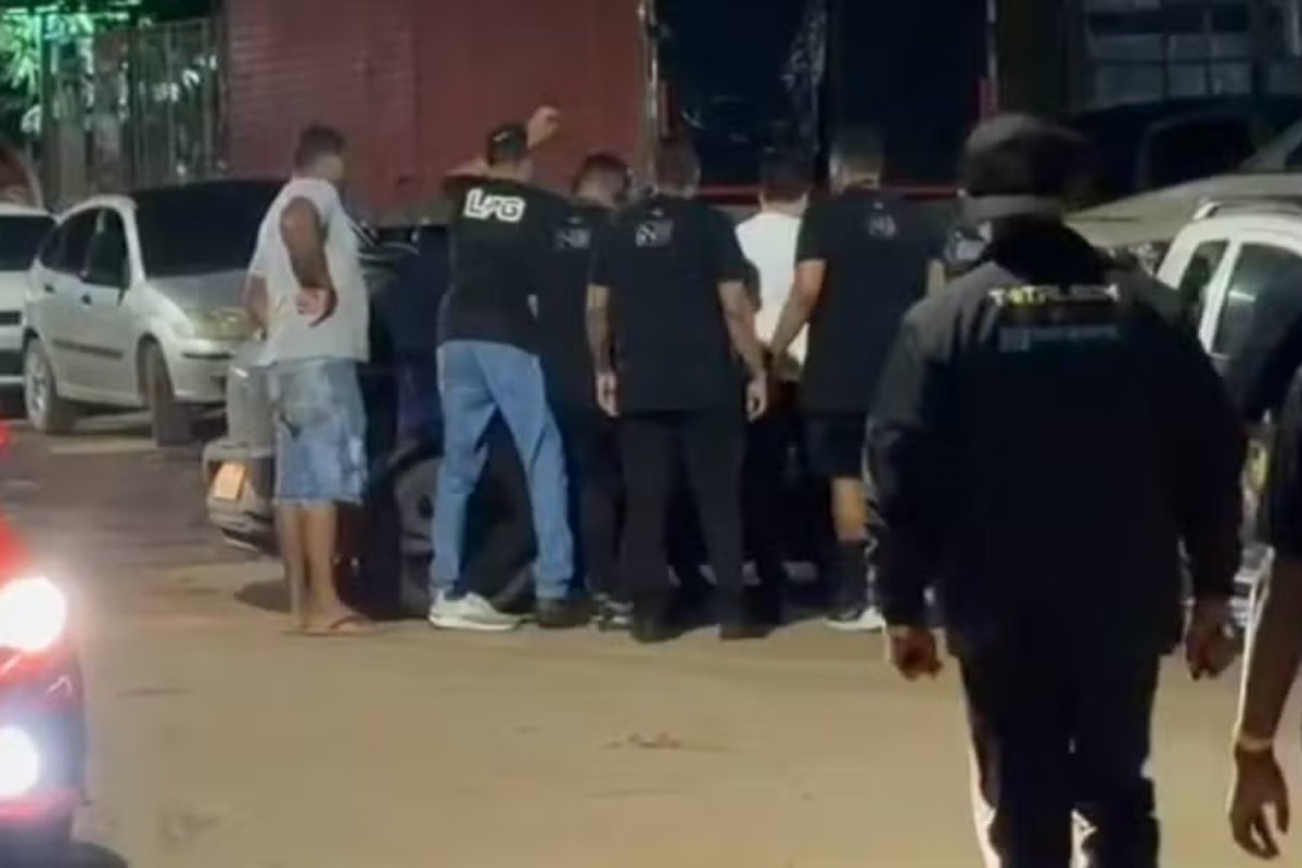 Integrante da banda do cantor Netto Brito recebe descarga elétrica durante show no interior da Bahia