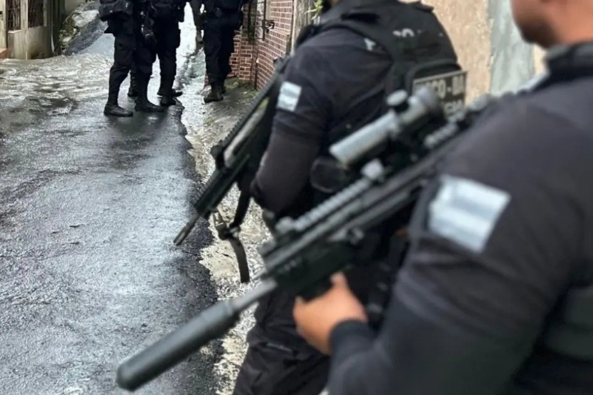 Dois homens são presos acusados de fazer família de reféns em Salvador 