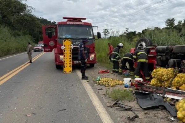 [Motorista fica preso às ferragens após tombar caminhão no sudoeste da Bahia ]