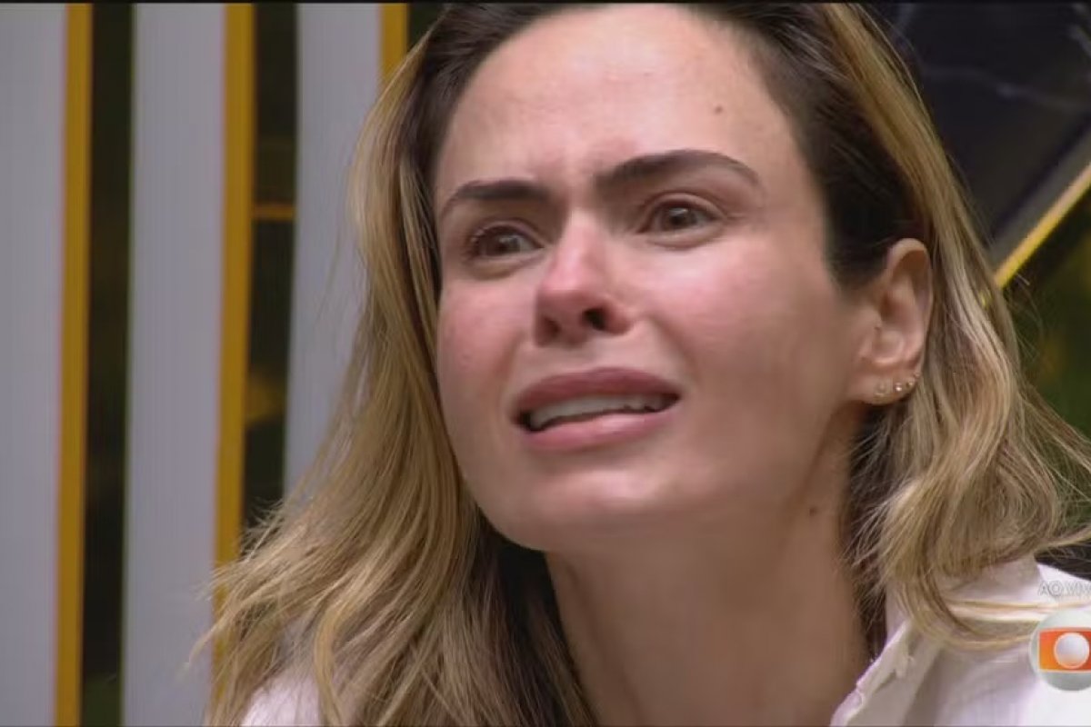 Vídeo: Tadeu Schmidt quebra protocolo e consola Ana Paula Renault após morte do pai