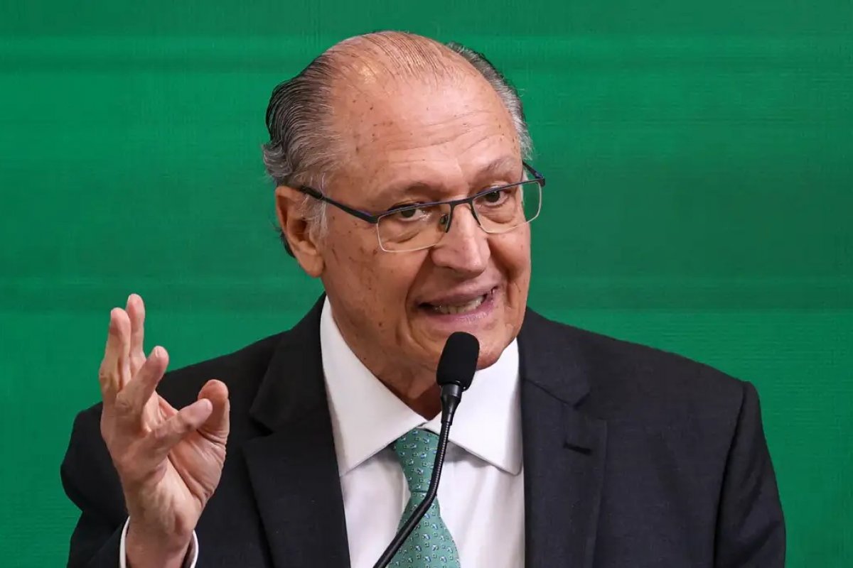 "Há a necessidade de se analisar as especificidades", diz Geraldo Alckmin sobre fim da escala 6x1