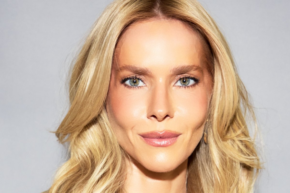 Monique Alfradique retorna ao loiro e celebra nova fase da carreira!