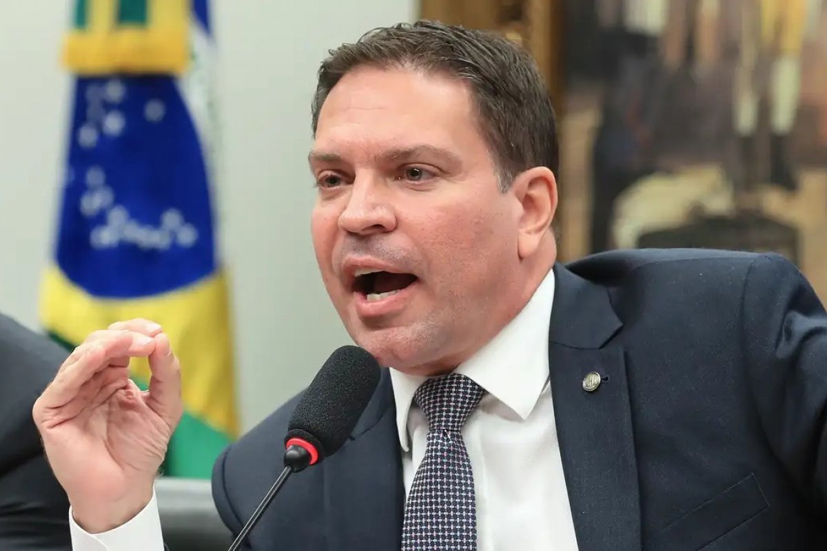 Governo dos EUA manda delegado brasileiro que atuou na prisão de Ramagem deixar o país Governo dos EUA manda delegado brasileiro que atuou na prisão de Ramagem deixar o país