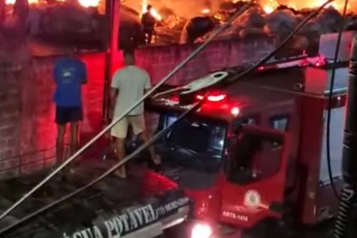 Grande incêndio atinge barracão de reciclagem em Camaçari