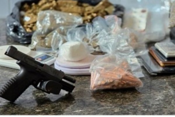 [Homem é preso com armas e drogas após confronto com a PM em Alto de Coutos]