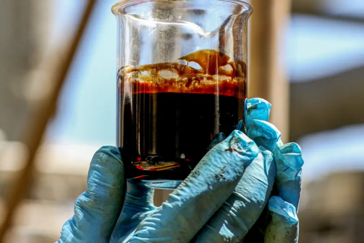 Petróleo volta a rondar US$ 100 com proximidade do fim do cessar-fogo no Irã